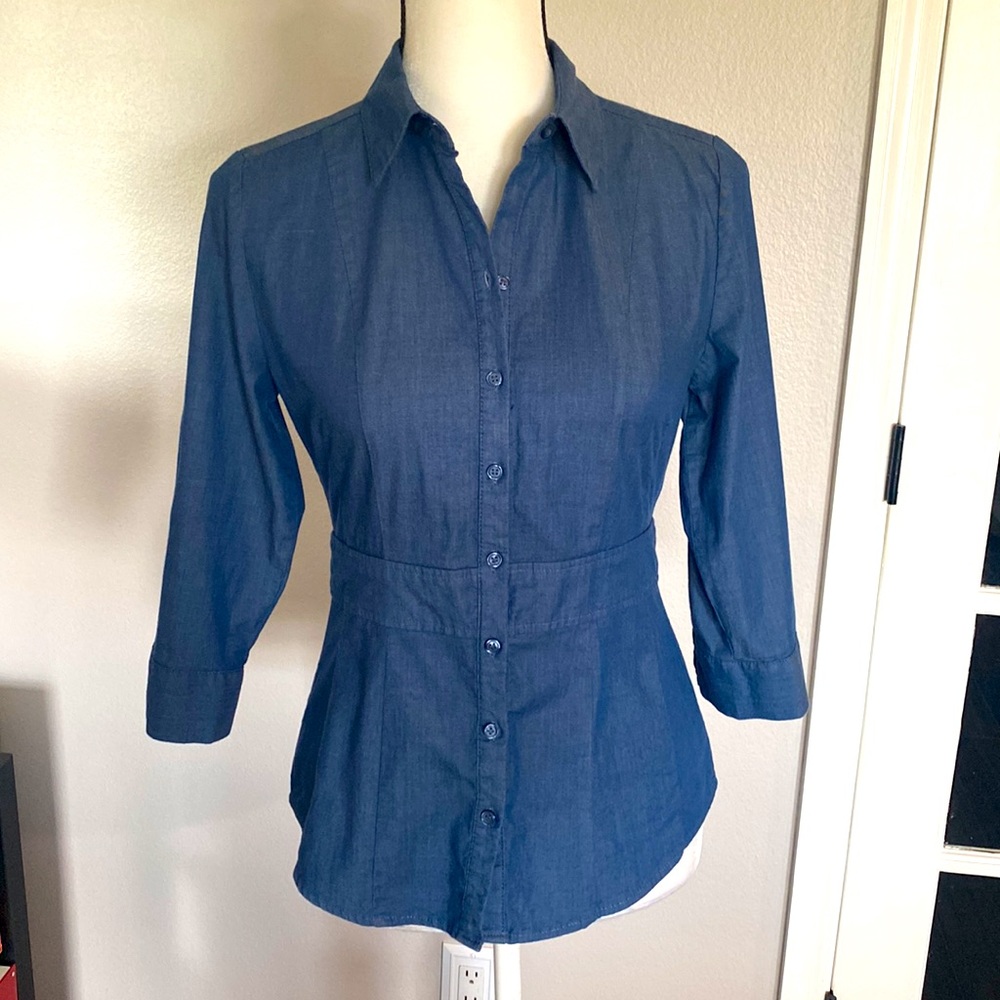 New York & Co. Blue Fitted Stretch Chambray Shirt 3/4 Length Sleeve (Size XS) - Picture 2 of 9